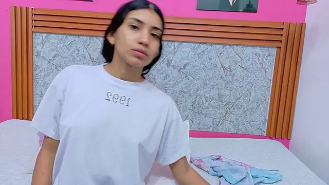 Snapshot of littlee_emilyy_ chatting on March 2026 12:45:02 PM littlee emilyy online show from March 2026 12:45:02 PM