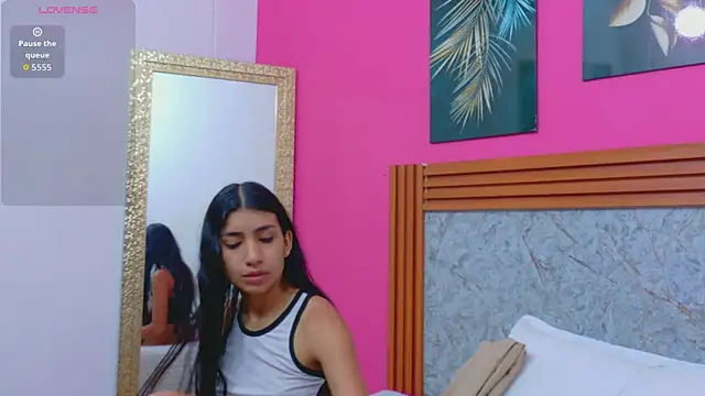 Snapshot of littlee_emilyy_ chatting on April 2026 01:07:01 PM littlee emilyy online show from April 2026 01:07:01 PM