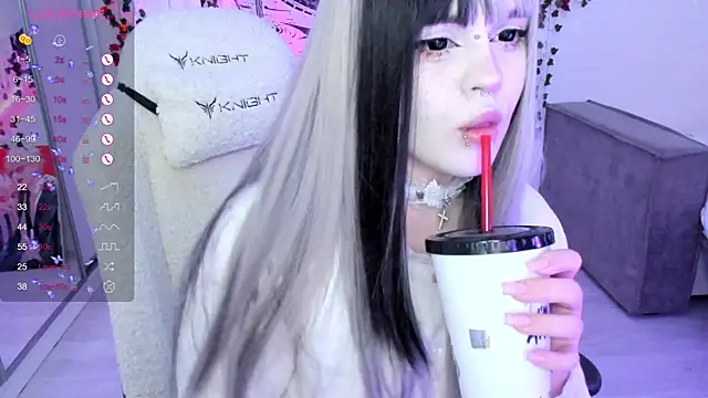 Snapshot of SelenaCute chatting on November 2025 12:15:02 PM SelenaCute online show from November 2025 12:15:02 PM