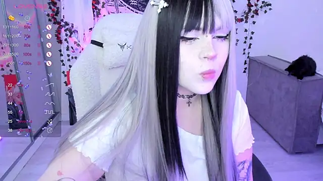 Snapshot of SelenaCute chatting on November 2025 12:02:02 PM SelenaCute online show from November 2025 12:02:02 PM