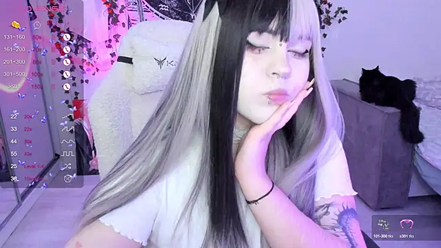 Snapshot of SelenaCute chatting on November 2025 12:05:02 PM SelenaCute online show from November 2025 12:05:02 PM