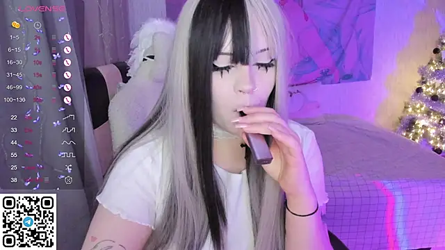 Snapshot of SelenaCute chatting on December 2025 06:19:02 AM SelenaCute online show from December 2025 06:19:02 AM