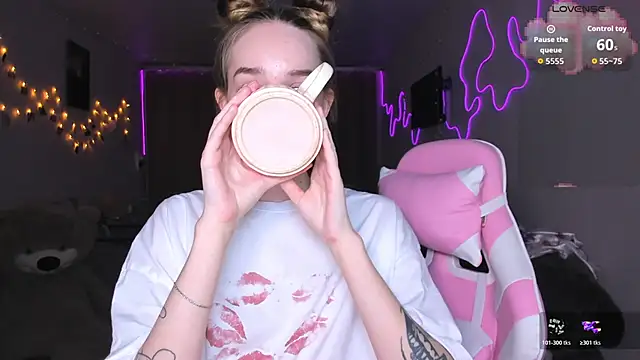 Snapshot of MoonDust chatting on March 2026 06:01:01 PM MoonDust online show from March 2026 06:01:01 PM