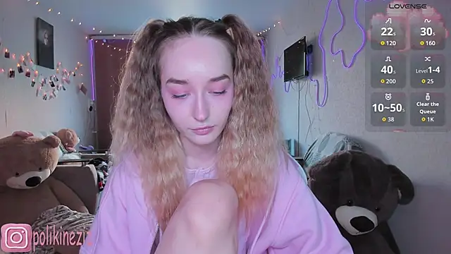 Snapshot of MoonDust chatting on April 2026 03:06:01 PM MoonDust online show from April 2026 03:06:01 PM