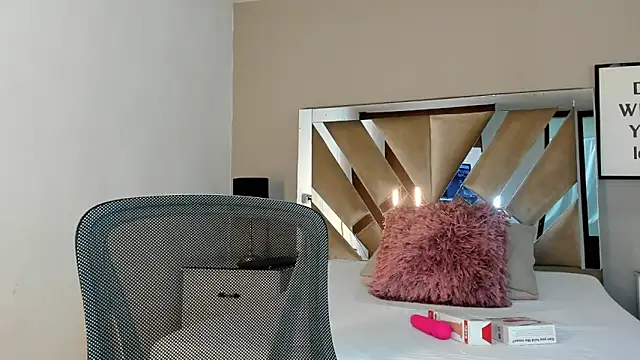 sharlott18 online show from December 2024 06:43:02 PM