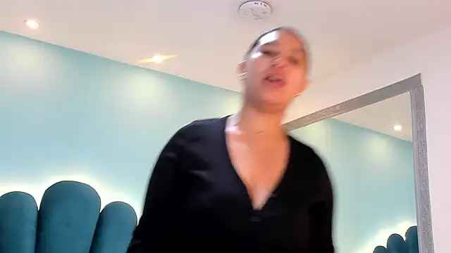 sharlott18 online show from November 2025 10:48:01 AM