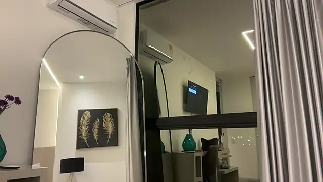 Snapshot of HOT_LADY_777 chatting on January 2025 06:03:01 AM HOT LADY 777 online show from January 2025 06:03:01 AM