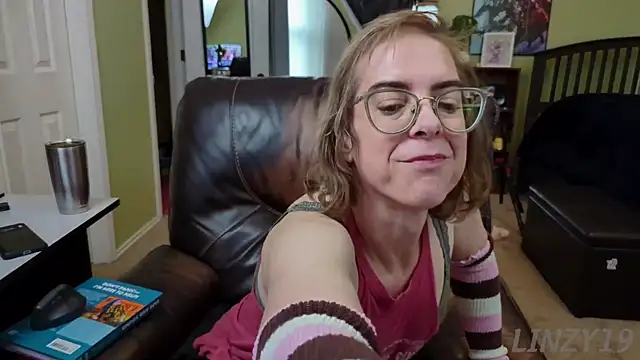 Snapshot of Linzy_19 chatting on January 2025 08:22:02 PM Linzy 19 online show from January 2025 08:22:02 PM