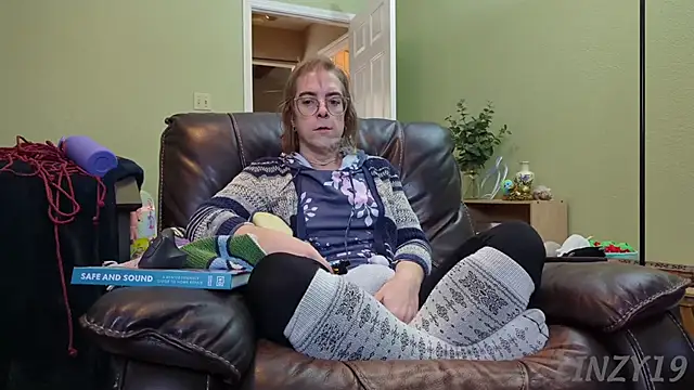 Snapshot of Linzy_19 chatting on January 2025 06:16:01 PM Linzy 19 online show from January 2025 06:16:01 PM