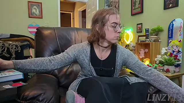 Snapshot of Linzy_19 chatting on January 2025 11:37:02 PM Linzy 19 online show from January 2025 11:37:02 PM