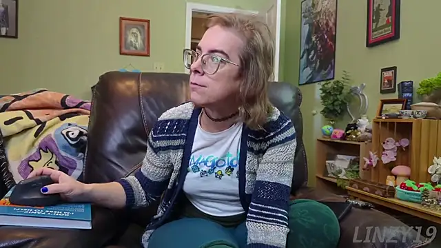 Snapshot of Linzy_19 chatting on January 2025 04:17:02 PM Linzy 19 online show from January 2025 04:17:02 PM