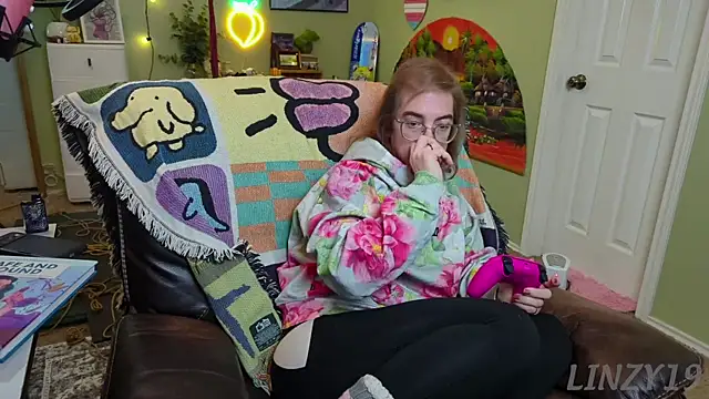 Snapshot of Linzy_19 chatting on February 2025 12:03:01 AM Linzy 19 online show from February 2025 12:03:01 AM