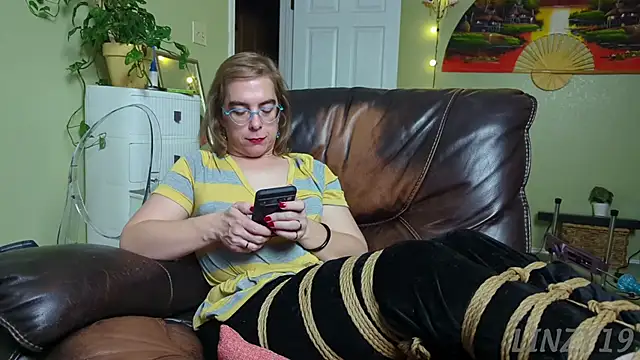 Snapshot of Linzy_19 chatting on September 2025 03:38:02 AM Linzy 19 online show from September 2025 03:38:02 AM