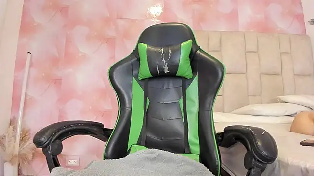 aida rose  online show from October 2025 06:09:01 PM