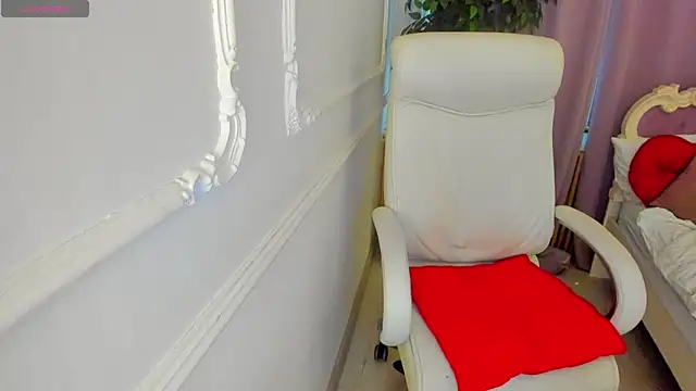 Snapshot of Lily_Marlin chatting on April 2026 07:06:01 AM Lily Marlin online show from April 2026 07:06:01 AM