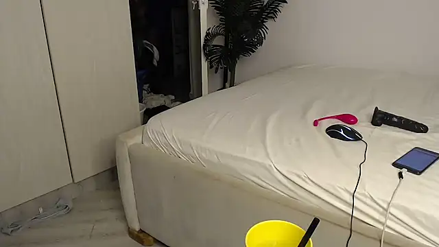 CurvyGlass online show from October 2025 10:21:01 PM