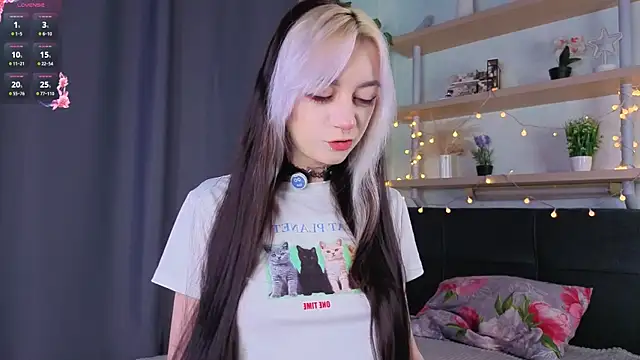 Snapshot of TristaRoht chatting on March 2026 03:29:01 PM TristaRoht online show from March 2026 03:29:01 PM