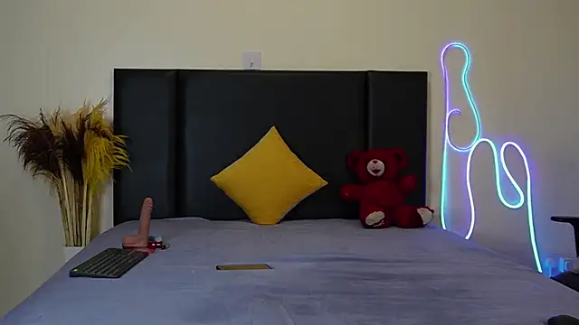 Snapshot of RosesRRed chatting on December 2024 04:07:02 AM RosesRRed online show from December 2024 04:07:02 AM