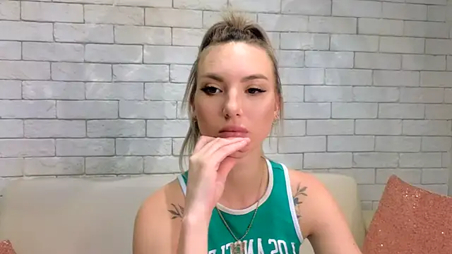 Snapshot of MiaMinx chatting on February 2025 04:37:02 AM MiaMinx online show from February 2025 04:37:02 AM