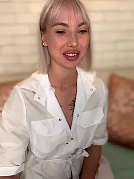 Snapshot of MiaMinx chatting on October 2025 11:49:02 PM MiaMinx online show from October 2025 11:49:02 PM