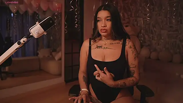 HannahW  online show from October 2025 09:55:02 PM