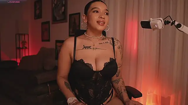 Snapshot of HannahW_ chatting on April 2026 09:45:01 PM HannahW online show from April 2026 09:45:01 PM