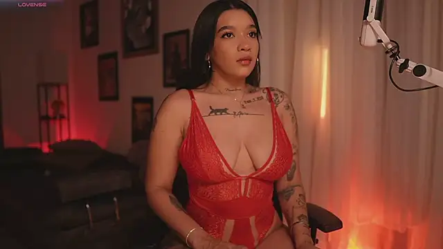 Snapshot of HannahW_ chatting on April 2026 09:56:02 PM HannahW online show from April 2026 09:56:02 PM