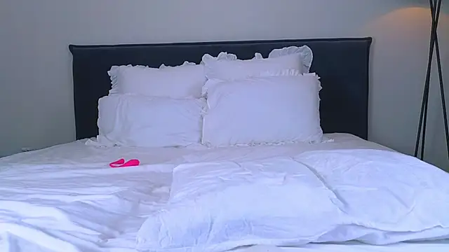 NicoleMarani online show from October 2025 04:43:02 AM