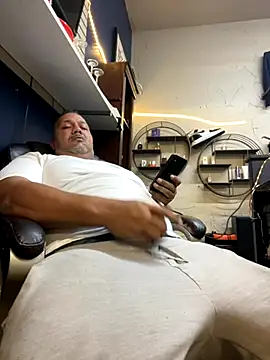 Snapshot of bigzae82 chatting on October 2025 07:25:02 AM bigzae82 online show from October 2025 07:25:02 AM