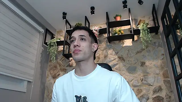 Snapshot of alexgiraldo_ chatting on January 2025 11:17:01 AM alexgiraldo online show from January 2025 11:17:01 AM