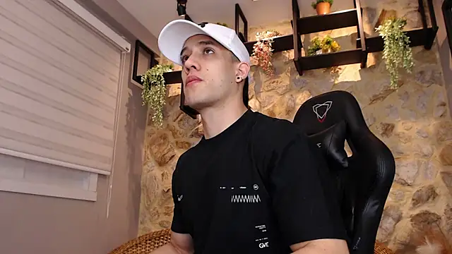 Snapshot of alexgiraldo_ chatting on January 2025 11:11:01 AM alexgiraldo online show from January 2025 11:11:01 AM