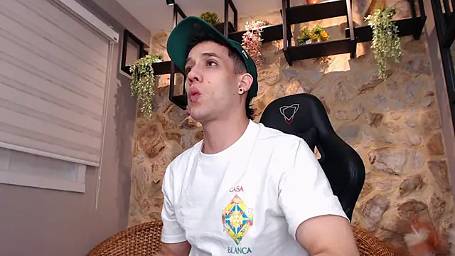 Snapshot of alexgiraldo_ chatting on January 2025 11:12:02 AM alexgiraldo online show from January 2025 11:12:02 AM