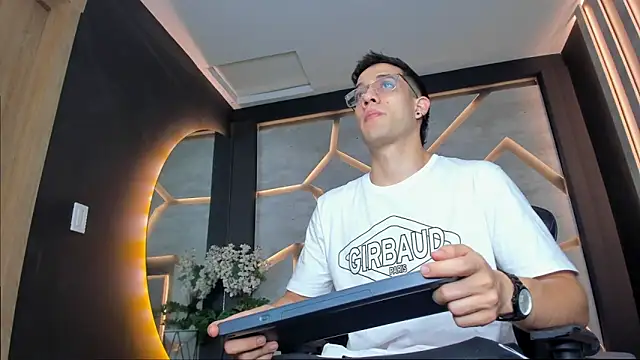 Snapshot of alexgiraldo_ chatting on January 2025 11:20:01 AM alexgiraldo online show from January 2025 11:20:01 AM