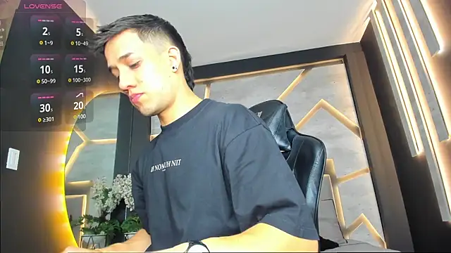 Snapshot of alexgiraldo_ chatting on January 2025 11:13:02 AM alexgiraldo online show from January 2025 11:13:02 AM