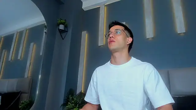 Snapshot of alexgiraldo_ chatting on February 2025 11:23:01 AM alexgiraldo online show from February 2025 11:23:01 AM