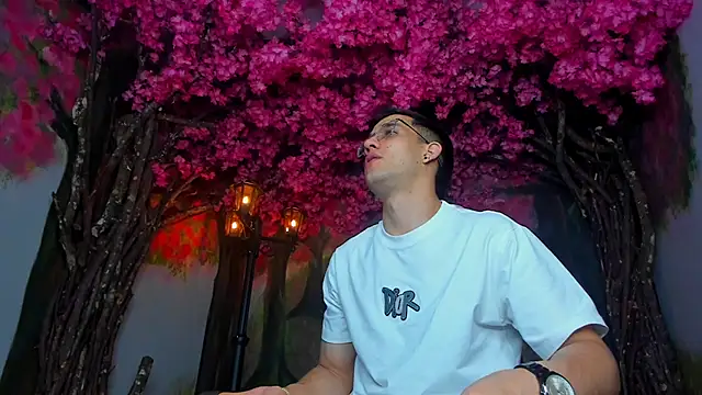 Snapshot of alexgiraldo_ chatting on February 2025 02:55:02 PM alexgiraldo online show from February 2025 02:55:02 PM