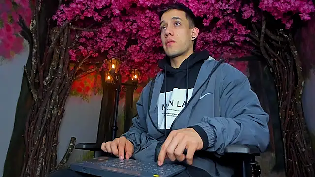 Snapshot of alexgiraldo_ chatting on February 2025 11:27:01 AM alexgiraldo online show from February 2025 11:27:01 AM