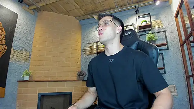 Snapshot of alexgiraldo_ chatting on February 2025 11:17:01 AM alexgiraldo online show from February 2025 11:17:01 AM