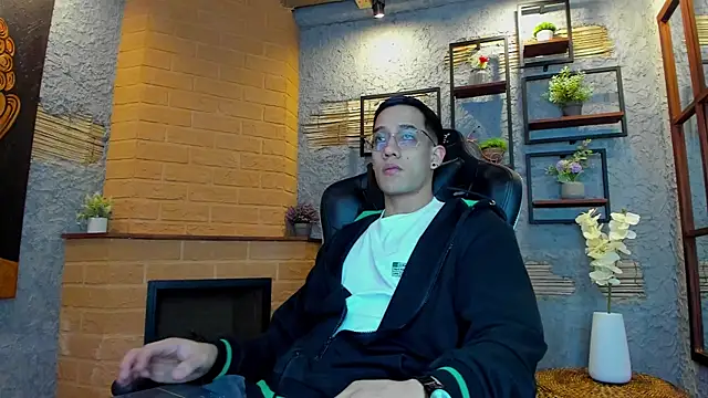 Snapshot of alexgiraldo_ chatting on February 2025 11:13:02 AM alexgiraldo online show from February 2025 11:13:02 AM