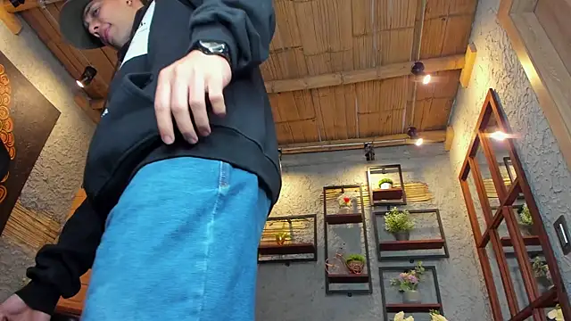 Snapshot of alexgiraldo_ chatting on March 2025 02:32:01 PM alexgiraldo online show from March 2025 02:32:01 PM