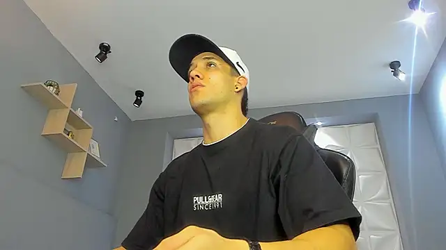 Snapshot of alexgiraldo_ chatting on March 2025 11:19:02 AM alexgiraldo online show from March 2025 11:19:02 AM