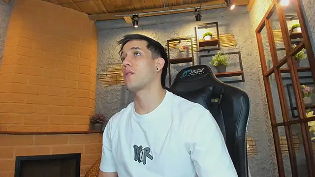 Snapshot of alexgiraldo_ chatting on March 2025 11:56:01 AM alexgiraldo online show from March 2025 11:56:01 AM