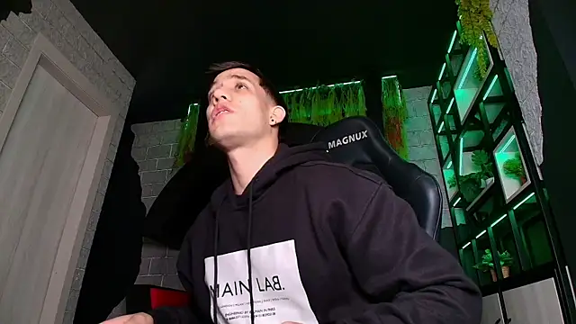 Snapshot of alexgiraldo_ chatting on March 2025 02:56:01 PM alexgiraldo online show from March 2025 02:56:01 PM