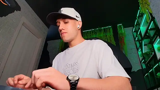 Snapshot of alexgiraldo_ chatting on March 2025 02:29:02 PM alexgiraldo online show from March 2025 02:29:02 PM