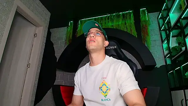 Snapshot of alexgiraldo_ chatting on March 2025 11:21:02 AM alexgiraldo online show from March 2025 11:21:02 AM