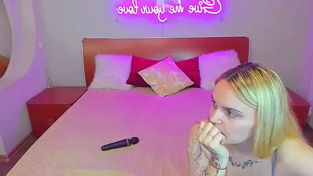 Snapshot of MagicEyess chatting on November 2025 06:23:02 PM MagicEyess online show from November 2025 06:23:02 PM