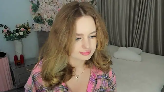 MiracleCurly online show from September 2025 04:40:01 PM