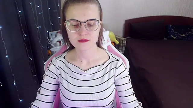 Snapshot of MissBrightShine chatting on February 2025 09:46:02 AM MissBrightShine online show from February 2025 09:46:02 AM