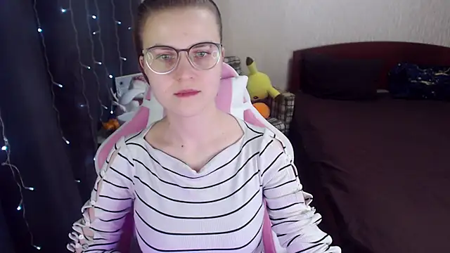 Snapshot of MissBrightShine chatting on February 2025 04:02:01 PM MissBrightShine online show from February 2025 04:02:01 PM