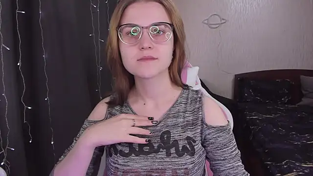 Snapshot of MissBrightShine chatting on March 2025 10:33:02 AM MissBrightShine online show from March 2025 10:33:02 AM